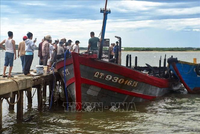 Quảng Trị: Dập tắt đám cháy trên tàu cá đang neo đậu tại cảng